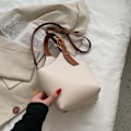 Miniatyrbild 3 av 5: Ny bärbar hinkväska, axelväska, crossbody-väska, konstläder, nischhandväska