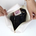 Miniatyrbillede 3 af 5: Makeup Taske til Kvinder - Alphabet Læder Tote Makeup Taske Lynlås Taske Opbevaringspung Vandafvisende Rejsetaske