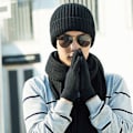Miniatyrbilde 4 av 7: Vinterstrikket varm lue, skjerf og hansker for kvinner - Beanie + langt skjerf + berøringsskjermhansker - Hodeskalleluer, hals skjerf for kvinner og menn