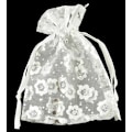 Miniatyrbilde 1 av 2: 10 st Handsydda Organza påsar c.a 7x9 cm.Vita med silverblommor