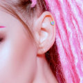 Miniatyrbild 3 av 3: REA___Hjärtformad Tragus/Cartilage Studs i Platina IP-316L stål