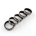 Pikkukuva 1 / 2: 6 mm. bred ring i svart AISI 304 stål med strass stenar 19 mm