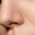 Miniatyrbilde 3 av 3: Obs 3 Näspiercing i IP-pläterad 316L stål med 3 mm Rund vit CZ X5