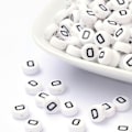 Pikkukuva 2 / 2: 100 st Vita bokstavspärlor "D" i acryl med svart text