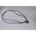 Pikkukuva 1 / 3: Ställbar läder halsband med hjärtformade filigran hänge 3 naturfärgad