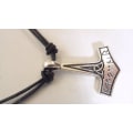 Miniatyrbillede 2 af 3: Handgjord Regelbar läder halsband med Tors hammare (3 färg val) 1 svart