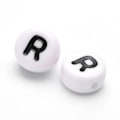 Miniatyrbillede 1 af 2: 100 st Vita bokstavspärlor "R" i acryl med svart text