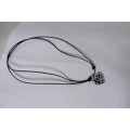 Miniatyrbillede 1 af 3: Handgjort Ställbar Svart läder halsband med hjärtformade filigran hänge