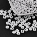 Miniatyrbillede 2 af 2: 100 stk Hvide bogstavperler "L" i akryl med sort tekst