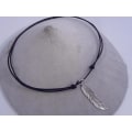 Miniatyrbillede 1 af 3: Ställbar läder halsband med stor fjäder  hänge i tibet silver Naturfärgad