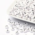 Miniatyrbilde 2 av 2: 100 stk Hvite bokstavperler "J" i akryl med sort tekst