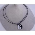 Pikkukuva 1 / 2: Ställbar svart läder halsband med Yn-Yang hänge i tibet silver