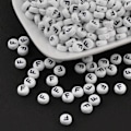 Pikkukuva 2 / 2: 100 st Vita bokstavspärlor "F" i acryl med svart text