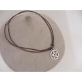Pikkukuva 1 / 2: Handgjord Ställbar Brun läder halsband med pentagram hänge