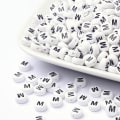 Miniatyrbilde 2 av 2: 100 stk Hvite bokstavperler "M" i akryl med sort tekst