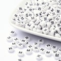 Miniatyrbillede 2 af 2: 100 stk Hvide bogstavperler "M" i akryl med sort tekst