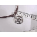 Pikkukuva 2 / 2: Handgjord Ställbar Brun läder halsband med pentagram hänge