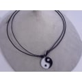 Miniatyrbild 1 av 2: Ställbar svart läder halsband med Yn-Yang hänge i tibet silver Svart