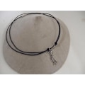 Pikkukuva 1 / 3: Handknuten Ställbar svart läder halsband med  kattformad hänge