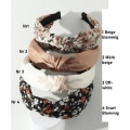 Miniatyrbild 1 av 4: Tygkläd diadem med knyted satin C:a 30~35cm. bred(1beige blom.) 1 beige blommig