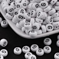 Miniatyrbillede 2 af 2: 100 stk Hvide bogstavperler "G" i akryl med sort tekst