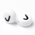 Miniatyrbilde 1 av 2: 100 stk Hvite bokstavperler "J" i akryl med sort tekst