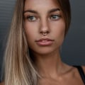 Pikkukuva 3 / 3: 8 mm:n segmenttirengas IP 316L kirurgisesta teräksestä ja 3 valkoista CZ:tä