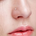 Pikkukuva 3 / 3: Näspiercing i IP-Pläterad 316L stål med 3mm Hjärtformad vit CZ
