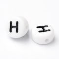 Miniatyrbillede 1 af 2: 100 stk Hvide bogstavperler "H" i akryl med sort tekst