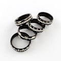Pikkukuva 2 / 2: 6 mm. bred ring i svart AISI 304 stål med strass stenar 17 mm