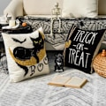 Miniatyrbillede 3 af 5: Happy Halloween Boo Sort Kat Trick or Treat Pudebetræk, 45 x 45 cm Spooky Græskar Flagermus Pudebetræk til Sofa Sofasæt 4-pak