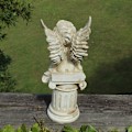 Miniatyrbillede 2 af 4: Sæt med 2 englefigurer på romersk søjle havestatue græsk søjle englefigur skulptur indendørs udendørs boligindretning antik harpiks 25 cm