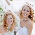Pikkukuva 2 / 3: Bride To Be Team -setti: Bride To Be -nauha & pääpanta Tiara & olkanauha Huntu Morsiamen Juhlatarvikkeet Morsiusseurueelle