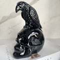 Miniatyrbillede 4 af 5: Krage på kranie boligindretning gotisk krage på kranie statue Halloween sort