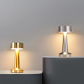Pikkukuva 3 / 4: Minimalistinen LED-pöytävalaisin johdottomalla johdolla, ladattava pöytävalaisin, 3 kirkkaustasoa, metallikotelo (hopeanvärinen)