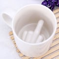 Miniatyrbilde 2 av 2: Keramisk kaffekopp formet som en langfinger{EE}
