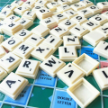 Pikkukuva 3 / 7: Perheen Alkuperäinen Scrabble Lapsille Opettavainen Englannin Kielipeli