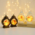 Miniatyrbillede 2 af 8: Julepynt Stormlygte LED Retro Bærbar Lampe Julegaver Belysning Scene Layout Pynt B