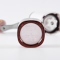 Miniatyrbilde 3 av 5: Kompakt hvit bærbar kaffekvern håndrull kaffekvern håndkvern stål kjerne krydderkvern manuell kaffekvern (rosa hvit)