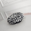 Miniatyrbilde 4 av 5: Beret for Kvinner Leopard Print Flat Top Hat Høst Vinter Zebra Mønster Plysj Beret Heklet Beanie Beret Slouchy Maler Cap（One Size，Zebra Mønster）