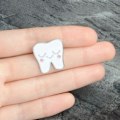 Miniatyrbillede 2 af 4: Tegneserie Tand Brosche Pin Mini Sød Legering Emallje Tand Mønster Revers Brosche Pin til Mænd Kvinder Jakker Taske Badge Dekor（Gratis Størrelse，Hvid）