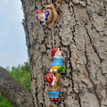 Miniatyrbillede 3 af 4: Uafhængig Station Hjem Have Miniature Gnome Klatring Kreative Have Ornamenter Harpiks Håndværk Dekorationer