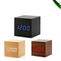 Miniatyrbild 4 av 5: Kvadratisk träväckarklocka barn student elektronisk klocka mini röstaktiverad LED träklocka（gul）