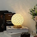 Miniatyrbillede 3 af 5: Træbordlampe, LED-natlygtelampe med håndstrikket flettet rattan kugle og USB-oplader (hvid)