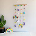 Miniatyrbillede 2 af 5: Macrame Regnbue Vægophæng til Børneværelse, Regnbueophæng til Fotos med Pom Pom Bold
