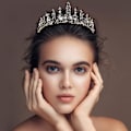 Pikkukuva 3 / 5: Musta jalokivikuningatar kruunu, pyöreä vintage barokki tiara ja kruunut, kristallipukujuhla kruunu hiuslisäosa