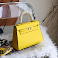 Pikkukuva 1 / 4: Sitruunankeltainen käsityönä valmistettu extra suuri naisten olkalaukku 28x11x20 Tyylissä ja toiminnallisuudessa Lemon yellow Extra large size: 28*11*20