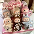 Pikkukuva 3 / 5: Yllätyslaatikko! Pop Mart Raboo pehmoketju - 17cm Macaron Monsters #6