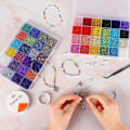 Miniatyrbillede 3 af 5: 35000 stk. 2 mm Glasfrøperler til Smykkefremstillingssæt, 250 stk. Alfabetbogstavperler til Armbåndsfremstilling, DIY, Kunst og Håndværk med Ruller af Elastisk Snor