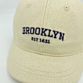 Pikkukuva 3 / 4: Kirjailtu Lyhyt Lippa Baseball-Lippis Miehille Ja Naisille Säädettävissä (Punainen)